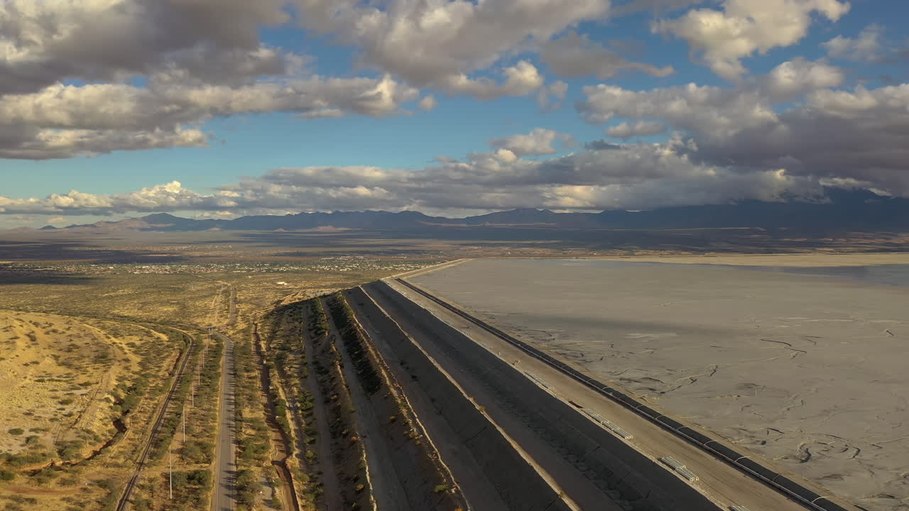 antena de la mina pima en arizona, con bonitas nubes y hermosa vista a la montaña