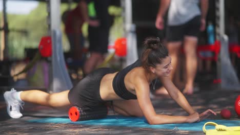 mujer estirándose al aire libre