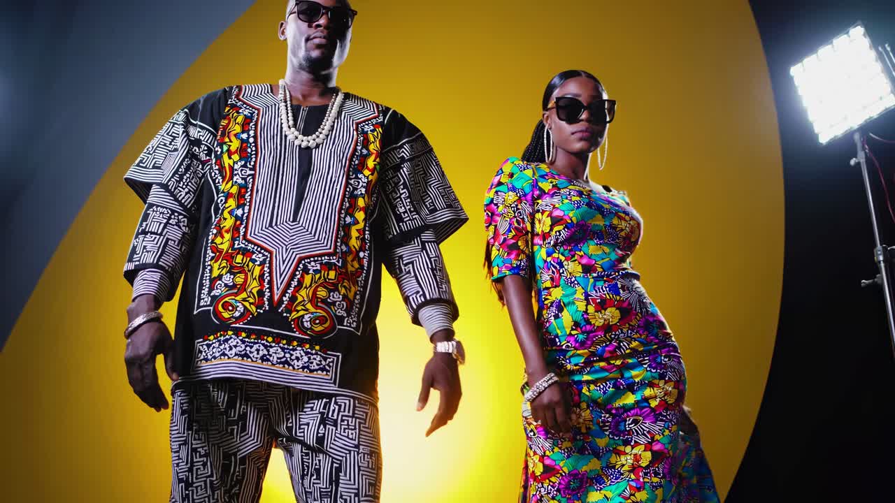 una pareja elegante con trajes tradicionales africanos.