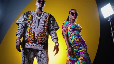 una pareja elegante con trajes tradicionales africanos.