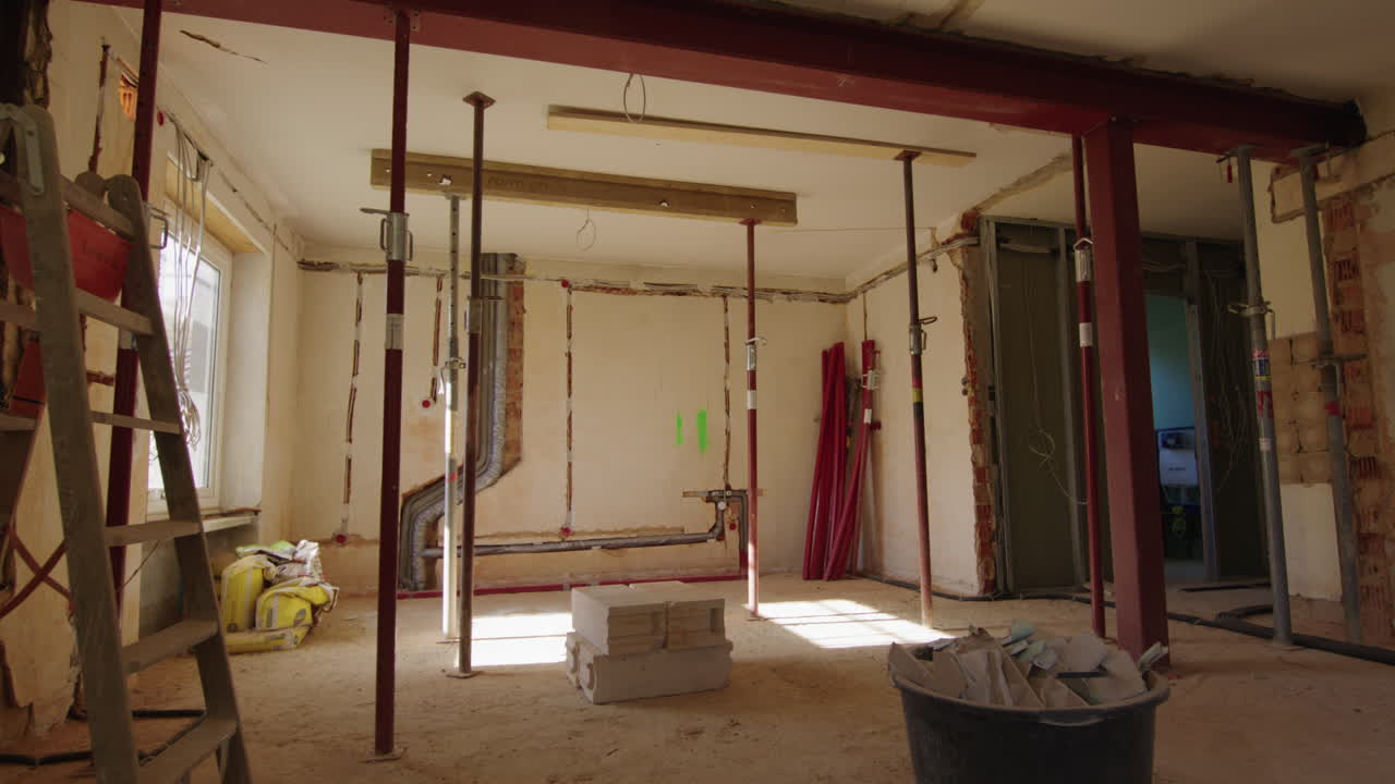Ampia inquadratura di un cantiere in una casa residenziale.