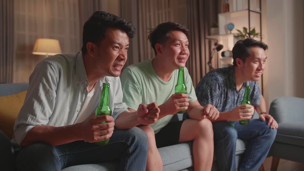 친구 들 이 스포츠 행사 를 축하 하고 있다