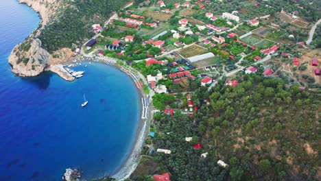 Vuelo-Sobre-El-Pueblo-Turístico-En-La-Laguna-Azul-Tranquila