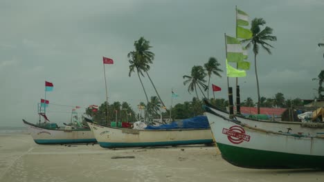 Algunos-Barcos-Pesqueros-Asiáticos-Están-Varados-Mientras-El-Viento-Sopla.