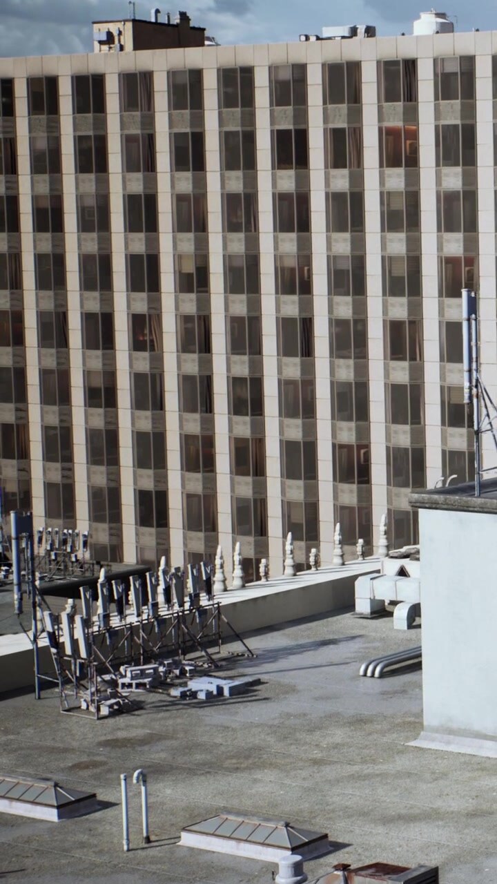 Scena sul tetto con antenne e un edificio alto in un'area urbana nel pomeriggio.