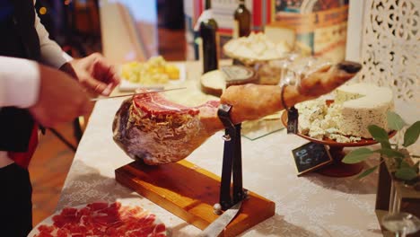 Mann-Schneidet-Jamon-In-Dünne-Scheiben-2