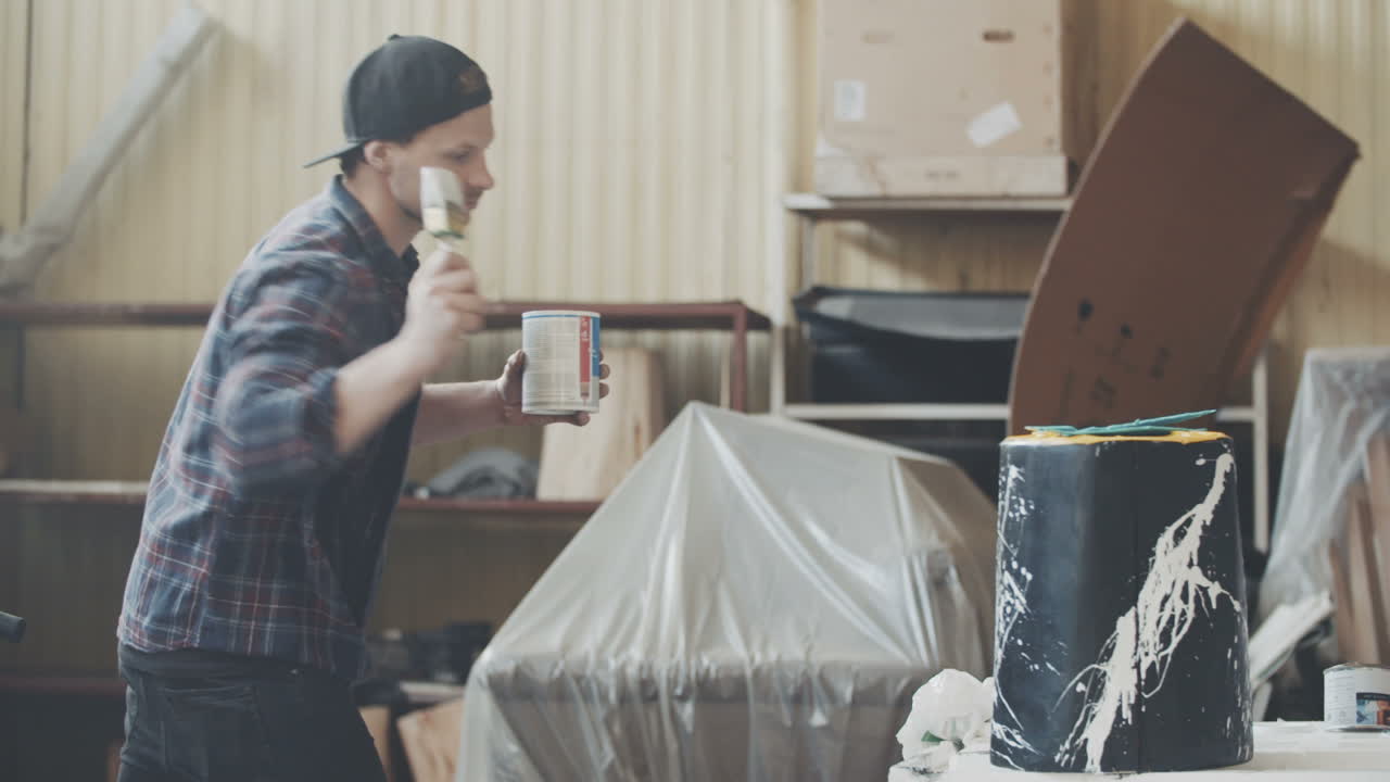 fondo de estilo de vida de tocón de árbol de pintura de hombre joven