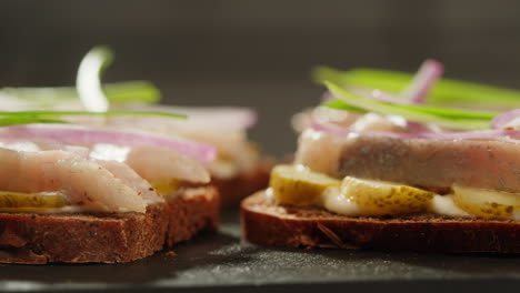 herring sandwiches with onion and dill