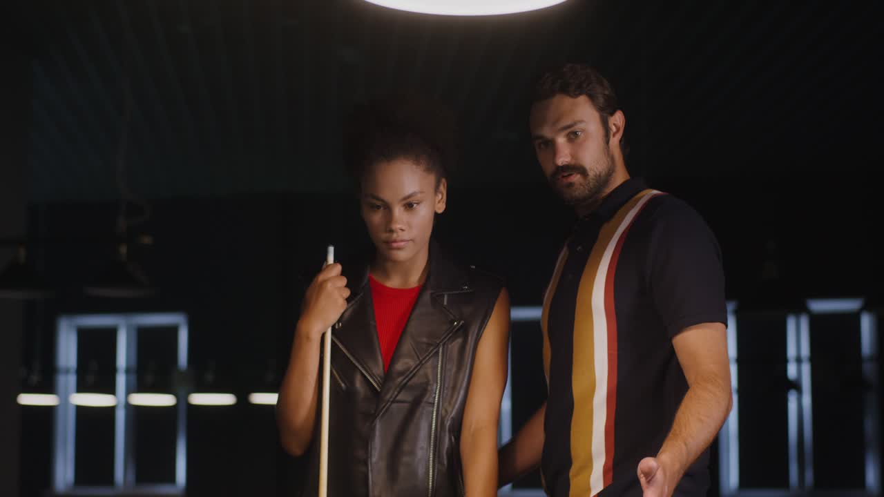 пара играет в бильярд