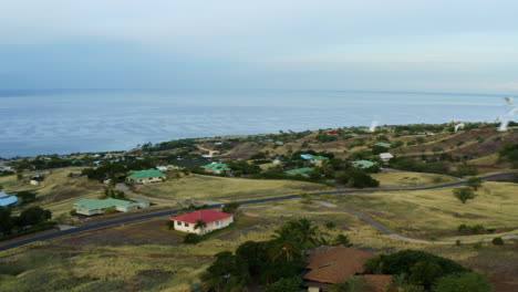 Pájaros-Blancos-Volando-Sobre-Terreno-Costero-En-Hawaii,-Drone-4k