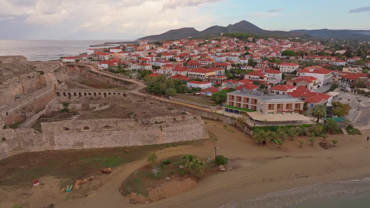 Vista aerea del Castello di Methoni che si erge accanto al mare splendente all'alba.