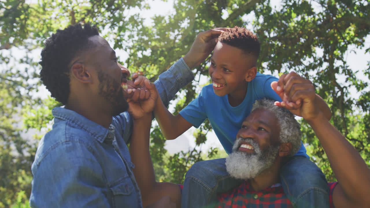 Uomo afroamericano che trascorre del tempo con suo padre e suo figlio