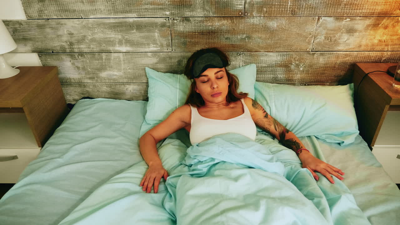 피자마를 입은 행복한 젊은 아름다운 여자