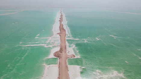 Lago-Salado-Del-Mar-Muerto-En-Israel-Drone-Aéreo-En-Pan-Shot