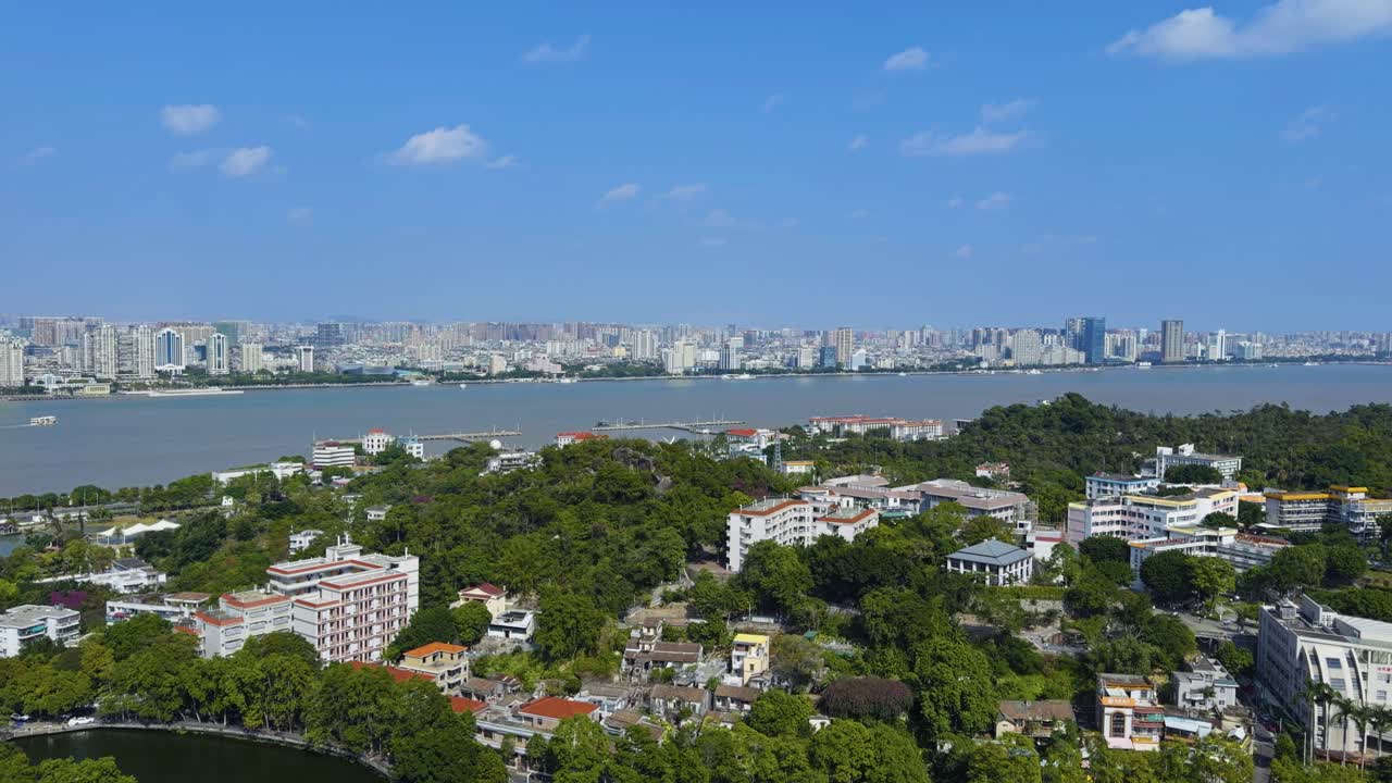 Skyline di una città costiera dall'Area Scenica di Queshi a Shantou, Cina. Vista aerea