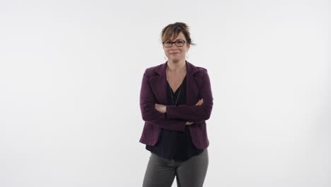 retrato de una mujer de negocios confiada en un fondo de estudio blanco