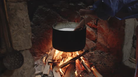 quesería tradicional, la mano remueve la olla calentada al fuego, chobareti, georgia