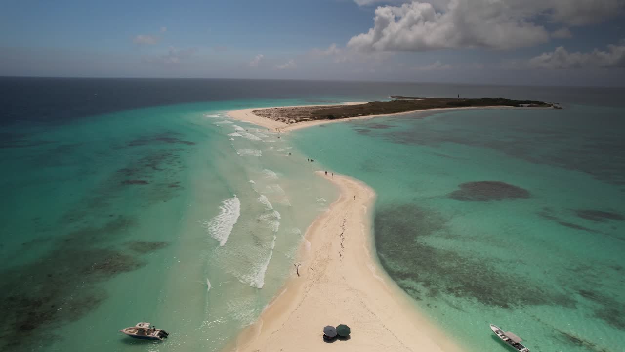섬을 연결하는 멋진 모래 언덕, 푸른 물, 보트, 은 날, 카리브 해, 공중 전망