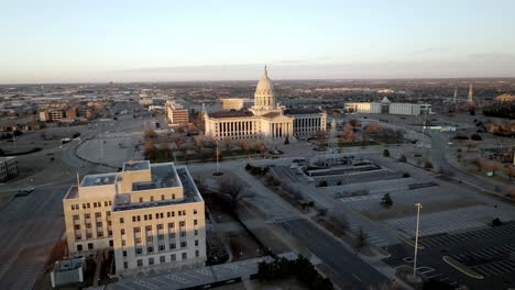 edificio del capitolio del estado de oklahoma en la ciudad de oklahoma, oklahoma con video de avión no tripulado bajando