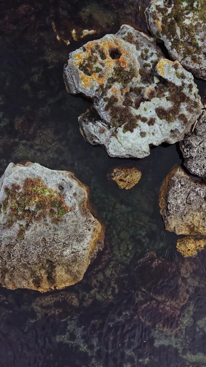 Vista aerea panoramica di formazioni rocciose circondate da acqua cristallina
