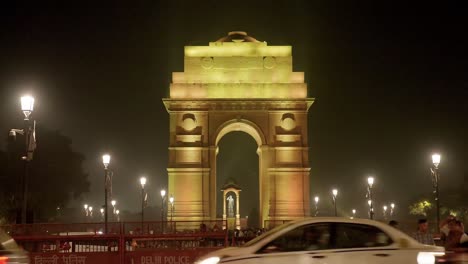 Menschen-Warten-Am-India-Gate