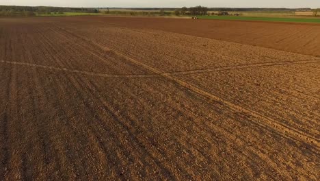 campos de siembra con tractor y sembradora en vista aérea de campo polvoriento