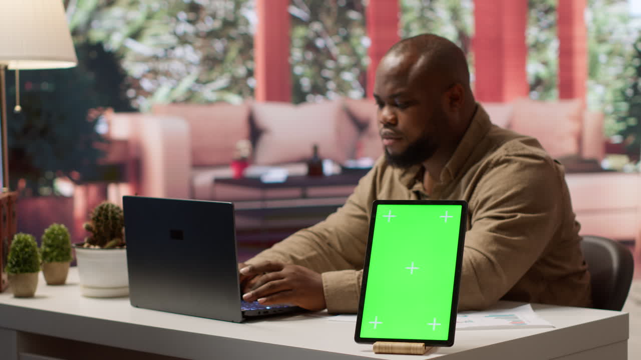 el propietario de la empresa gestiona los planes financieros junto a una muestra de maqueta en la tableta