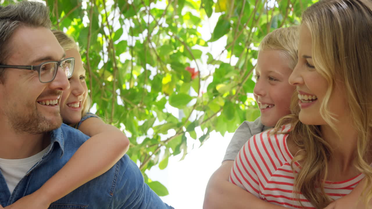 расширенная семья улыбается в парке