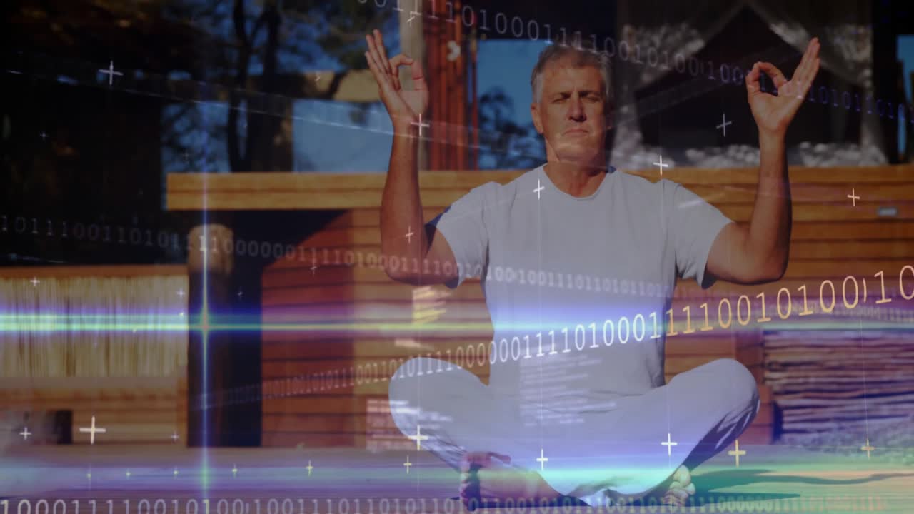 Homem fechando os olhos e meditando no deque da cabana enquanto código binário digital se desloca ao redor de mudras.