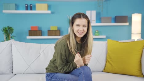 la chica que se alegra con las buenas noticias es feliz.
