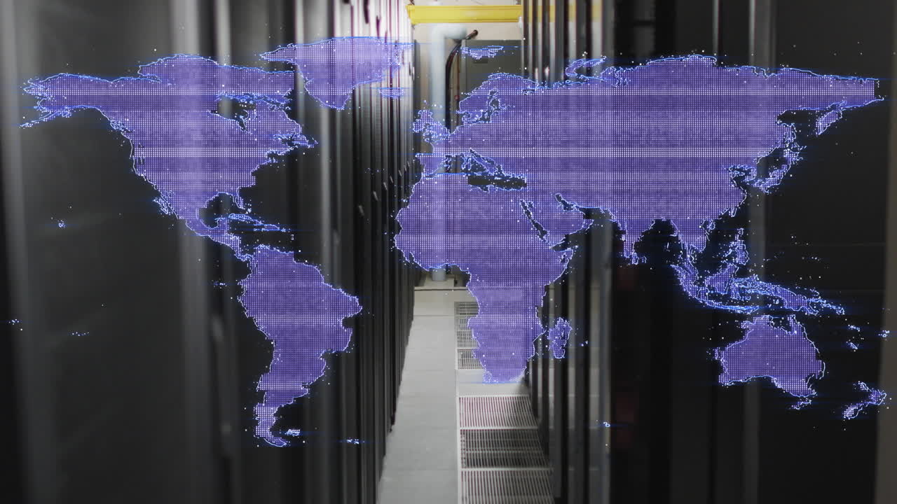 distorsionando el mapa digital púrpura del mundo sobre la sala del servidor de la computadora