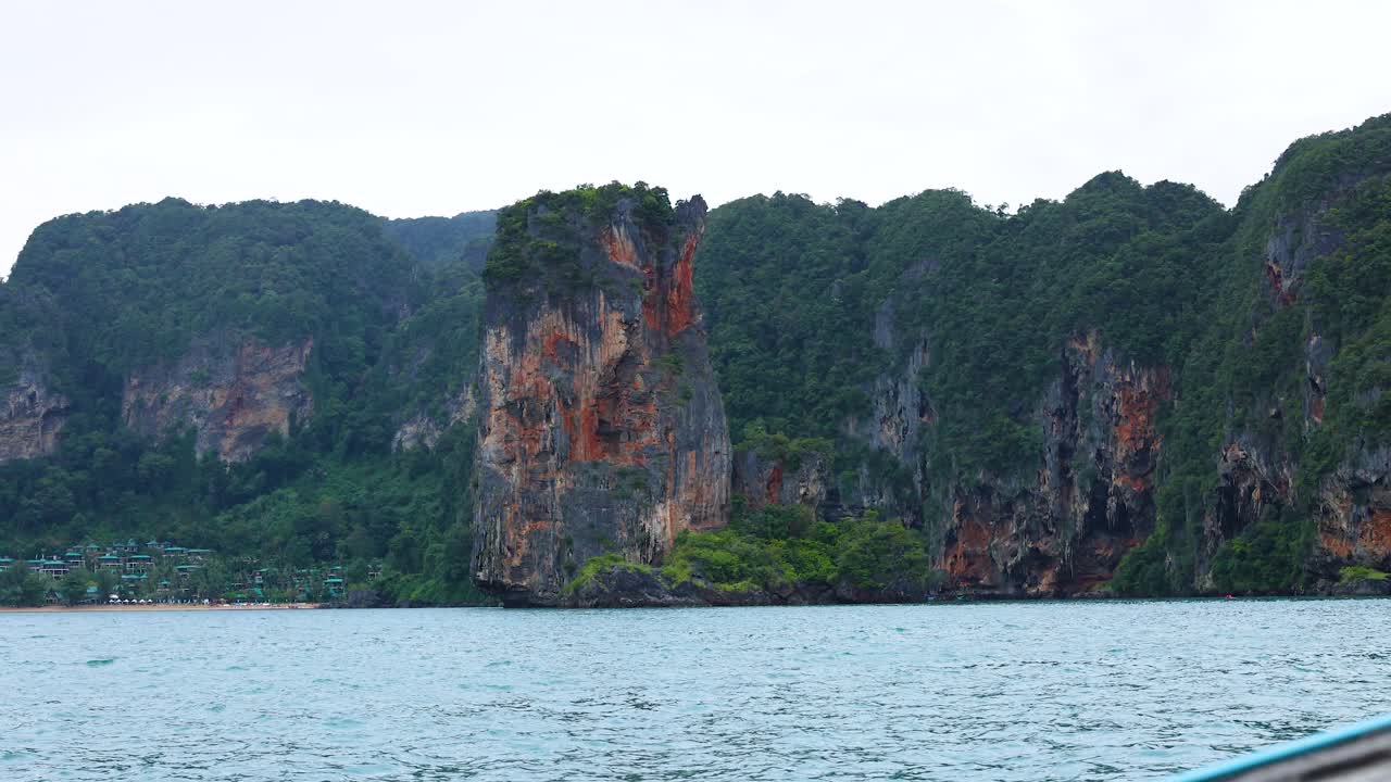 태국 크라비의  섬에 있는 아름다운 절벽과 바다 풍경