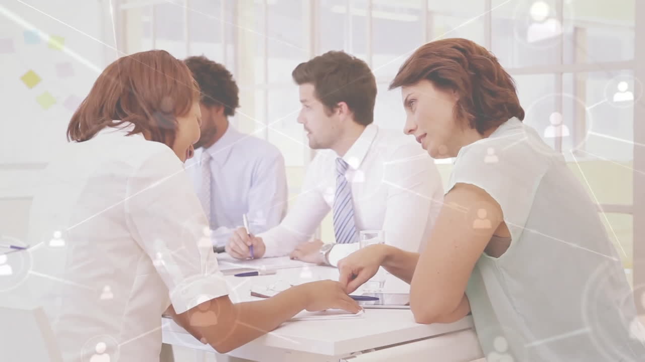 사무실 회의에서 아이디어를 공유하는 다양한 동료들에 대한 연결된 아이콘의 애니메이션