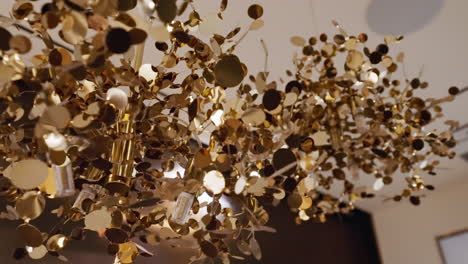 lujoso candelabro dorado en el techo de una habitación de hotel de lujo