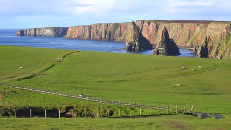 El-Hermoso-Mar-De-Duncanby-Head-Stacks-En-El-Norte-De-Escocia.