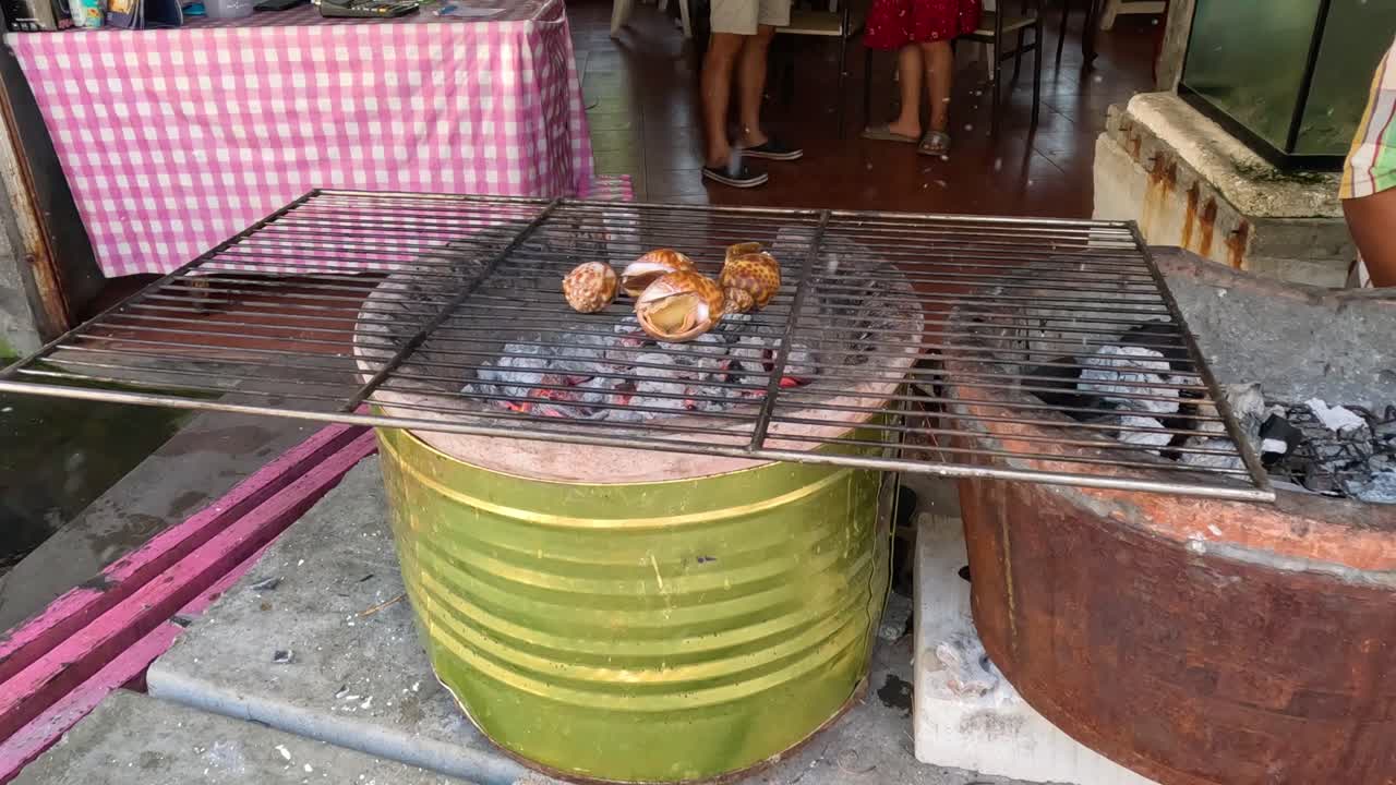 hornear comida picada en una barbacoa al aire libre
