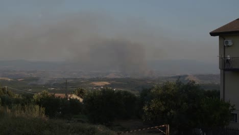 Brandstifter-Legen-Im-Süden-Italiens-Felder-In-Brand