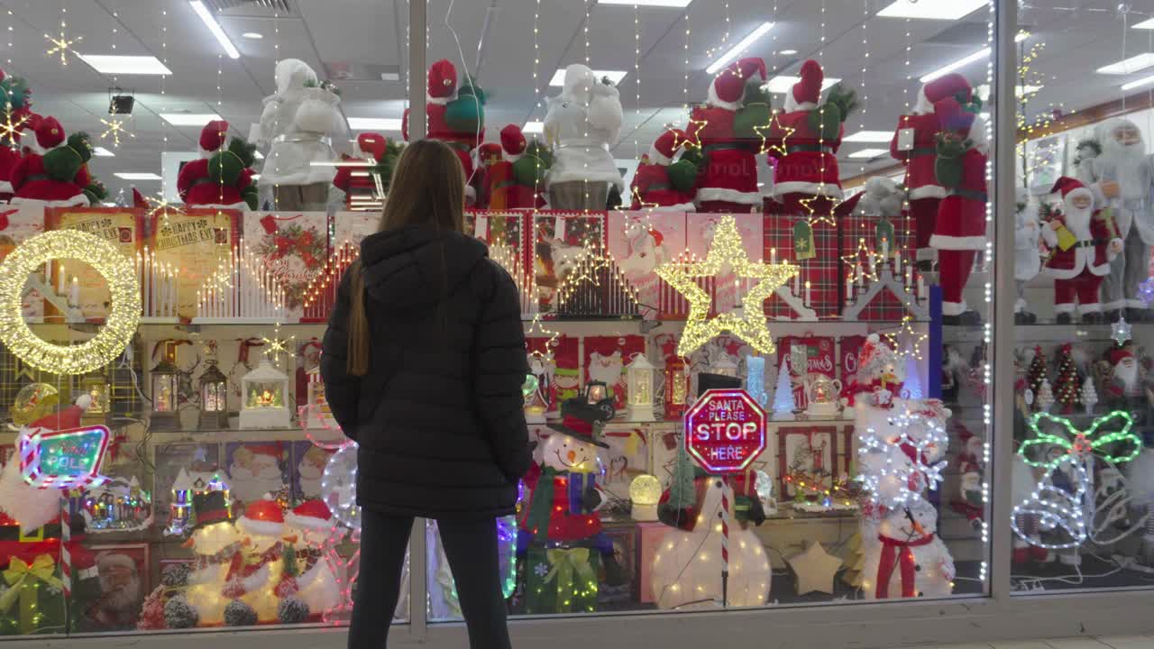 adolescente de pie fuera de la tienda vendiendo mercancía de navidad