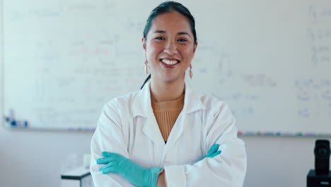 Sonrisa,-Brazos-Cruzados-Y-Una-Profesora-De-Ciencias