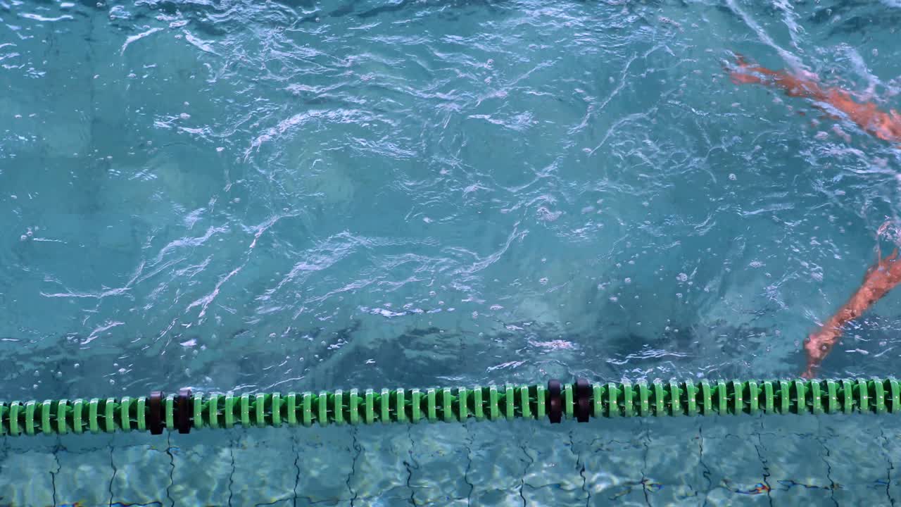 수영장 에서 가 ⁇  스트로크 를 하는 적당 한 여자