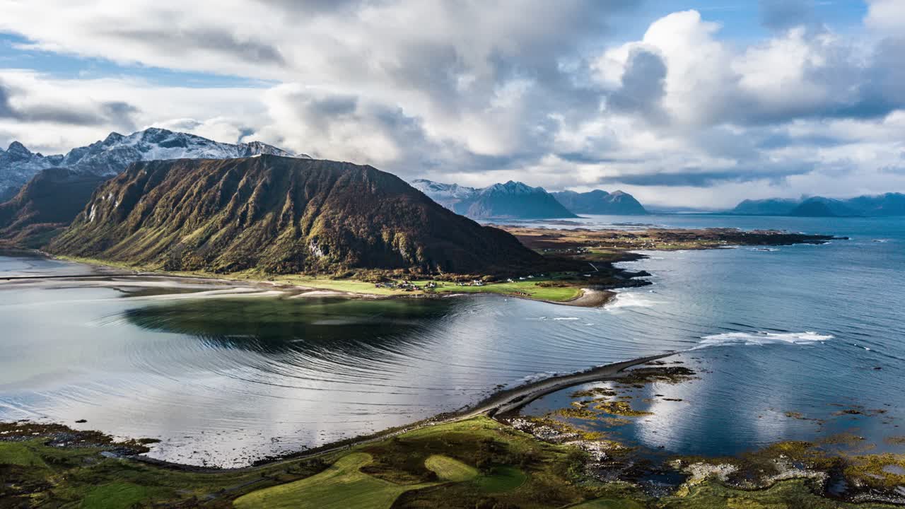 노르웨이 그룬포 근처의 모래 바닥과 청록색 바다가 있는 얕은 만의 공중 전망