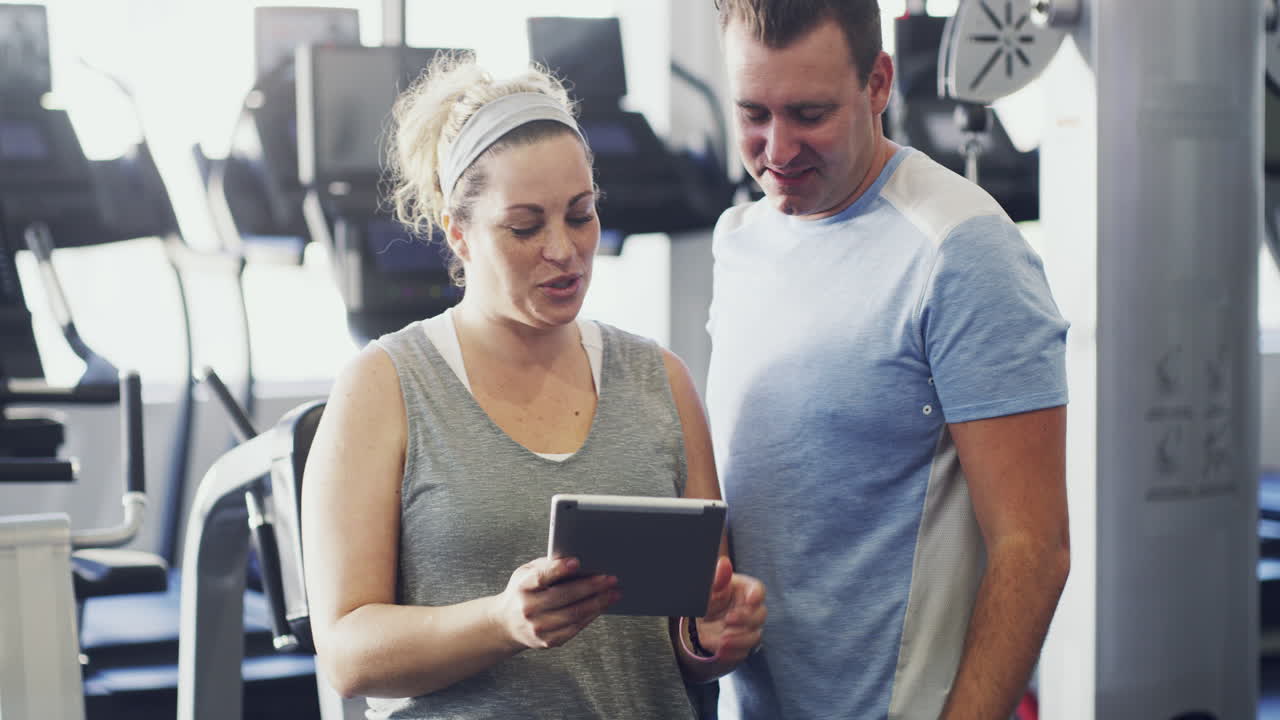 el entrenador personal o el entrenador habla con un cliente