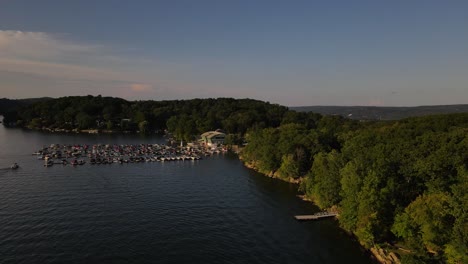 órbita-Parcial-Del-Puerto-Deportivo-En-El-Lago-Candlewood-En-Connecticut,-Noreste-De-Ee.uu.