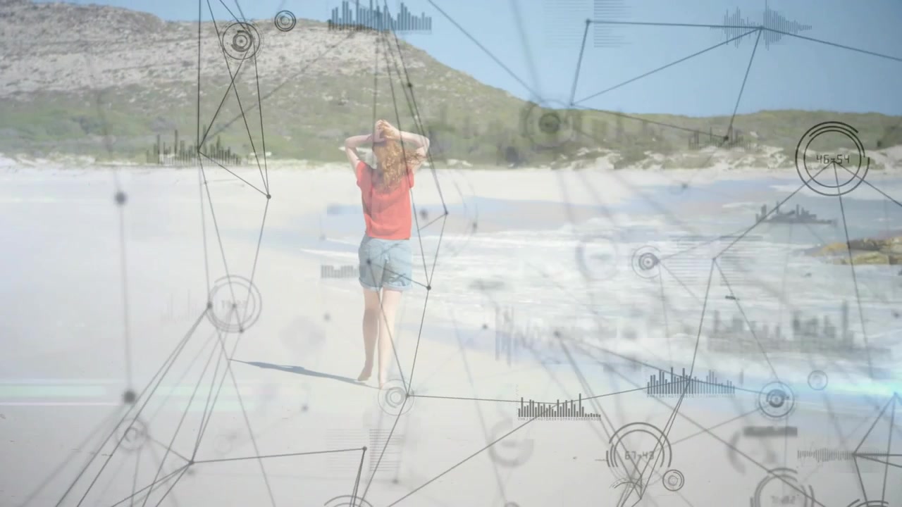 Telecamera che segue una donna che cammina verso le dune, toccandosi i capelli sulla riva, con una sovrapposizione tecnologica che si alza su di lei