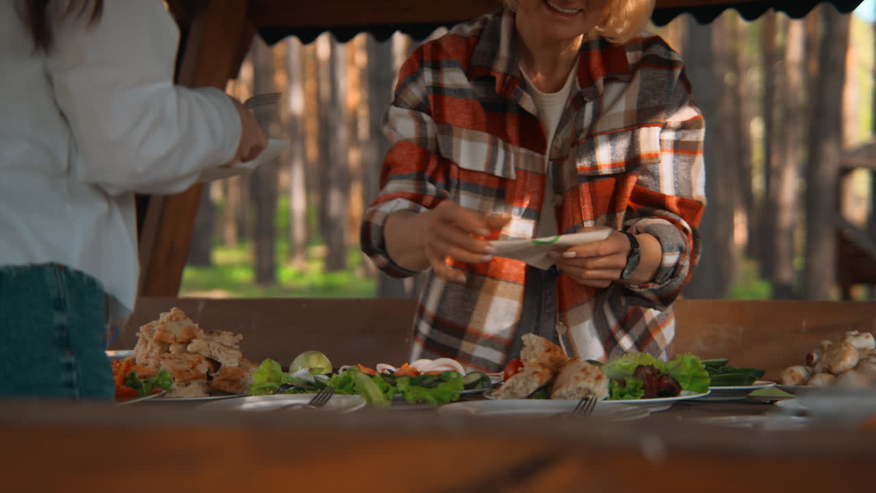 숲에서 야외 피크닉