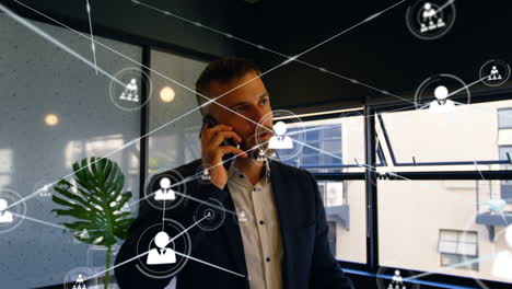 animación de la red de conexiones con iconos sobre empresario caucásico usando un teléfono inteligente