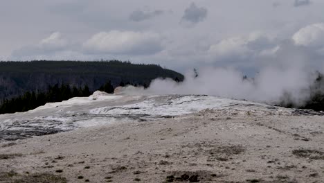 Old-Faithful-Geysir-Im-Ausbrechenden-Yellowstone