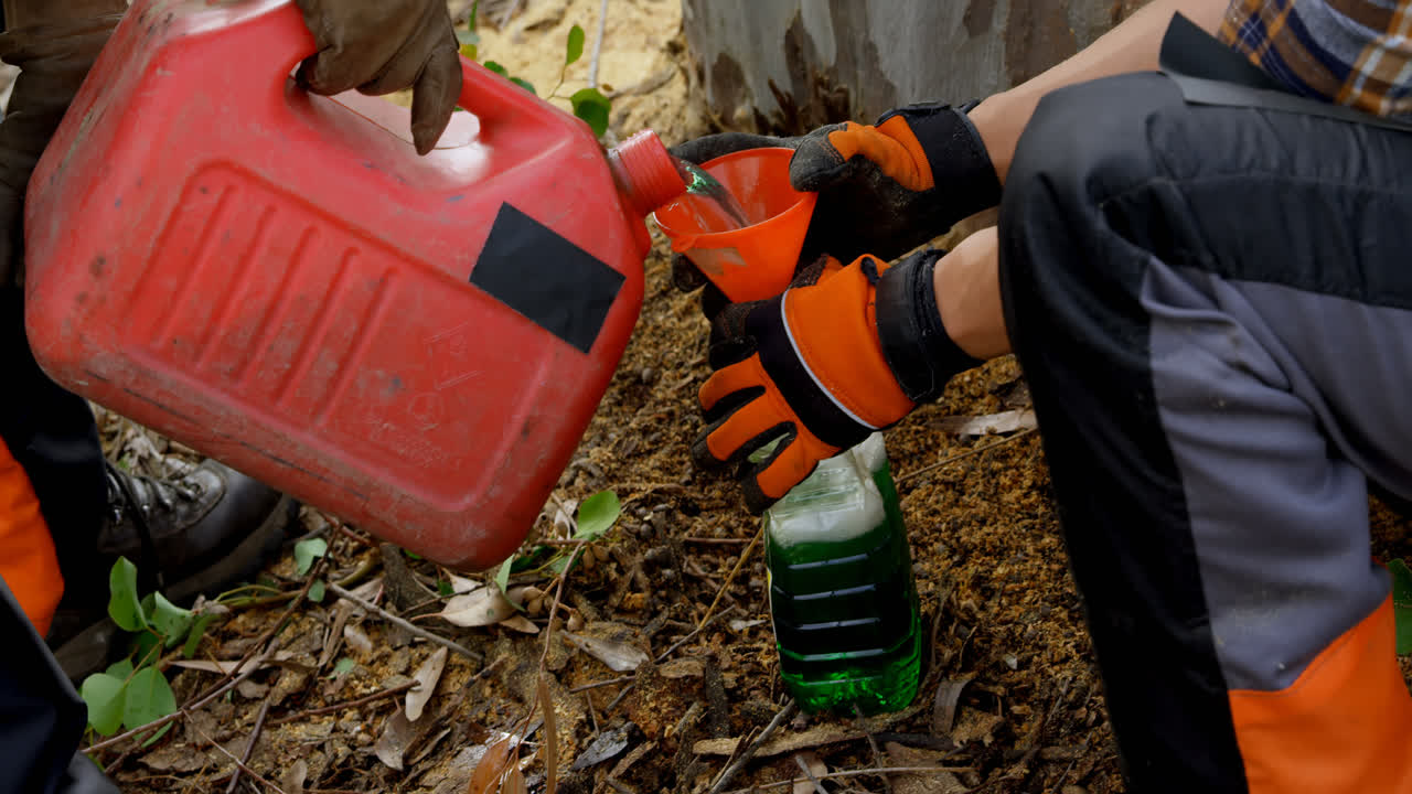 leñador alimentando sus herramientas 4k