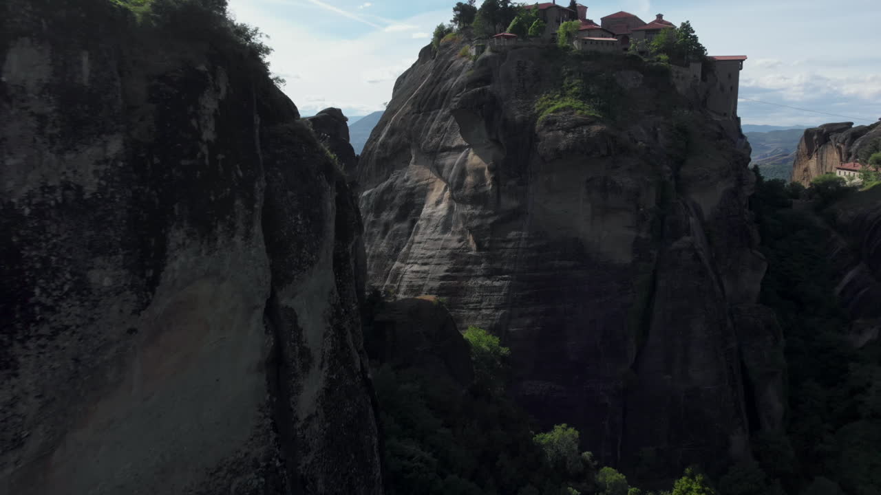 drone que pasa cerca de las formaciones de pilares de roca meteora grecia día