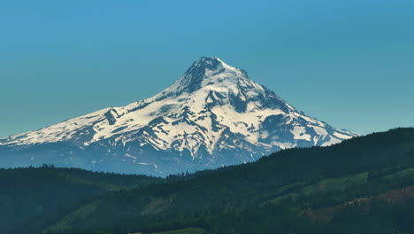 Verschneiter-Berggipfel-Des-Mount-Hood,-Sonniger-Sommer-In-Oregon,-USA---Gezoomte-Drohnenaufnahme